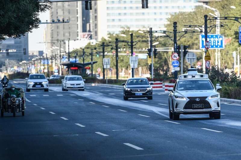 无人驾驶车辆行驶在北京街头