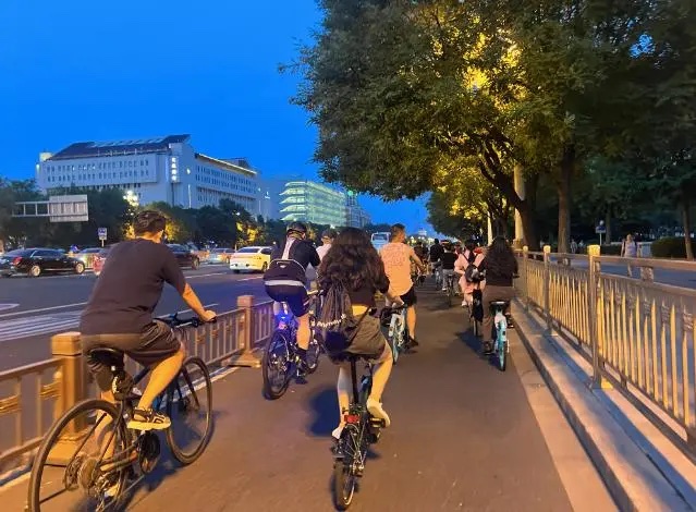 长安街上，普通自行车与公路自行车混行，骑行队伍行驶缓慢