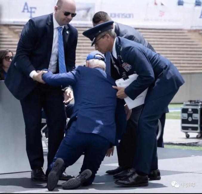 拜登不久前在空军学院摔倒
