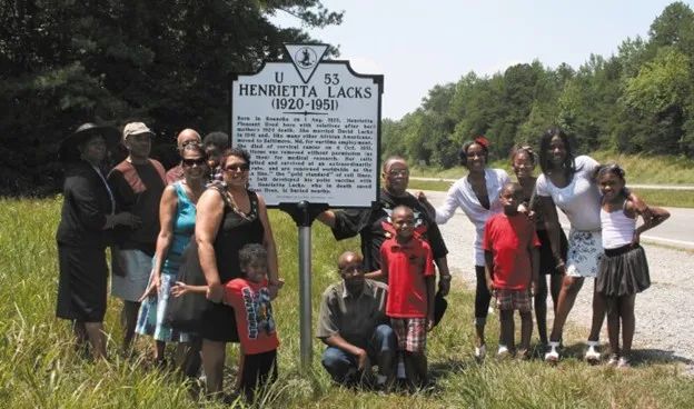 Henrietta Lacks 的家族成员聚集在 HeLa 纪念碑旁