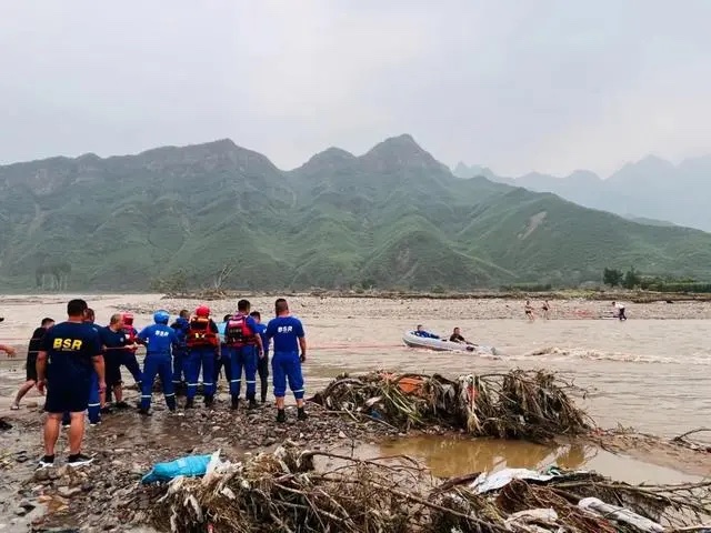 在涞水县三坡镇拒马河紫石口村段，蓝天救援队正在救援被困群众