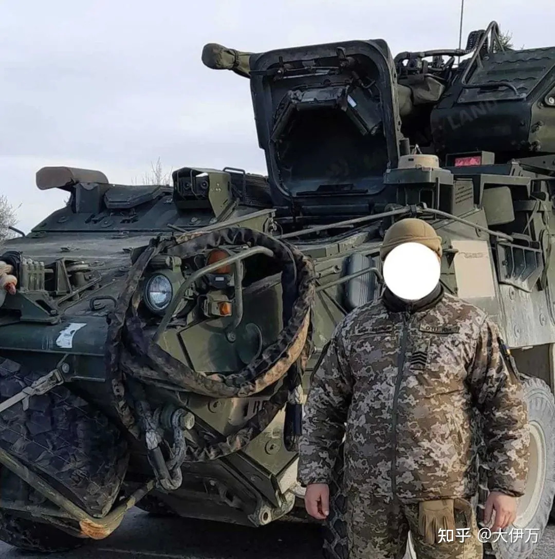 刚刚接收美国军援的斯特瑞克装甲车的乌克兰第82空中突击旅