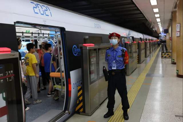 民众乘坐北京地铁一号线