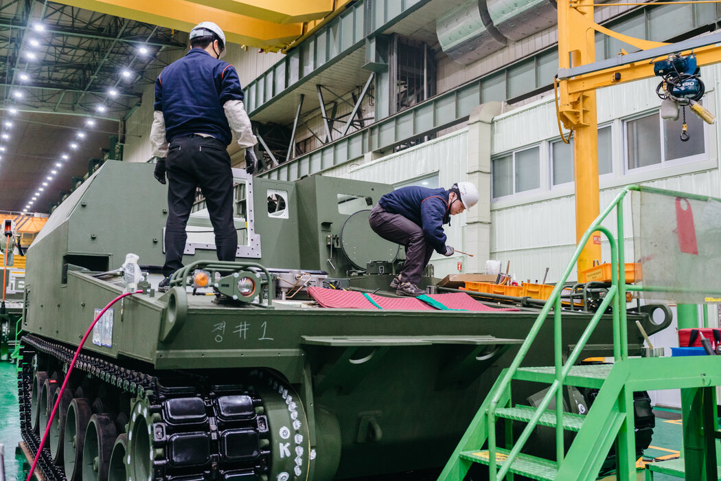 韩国昌原市的一家工厂正在组装一辆装甲车