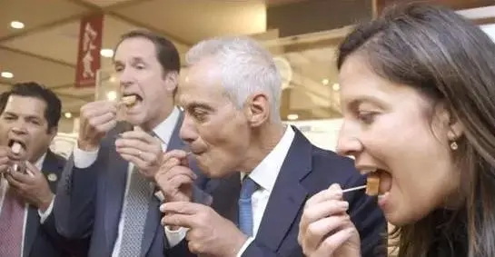 伊曼纽尔（右二）与美众议员等人试吃用福岛县产的鱼制作的鱼糕