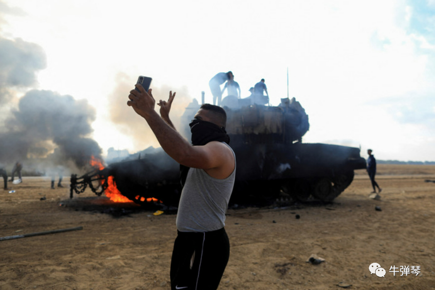 一辆以军坦克熊熊燃烧，受伤的坦克兵被哈马斯战士揪出