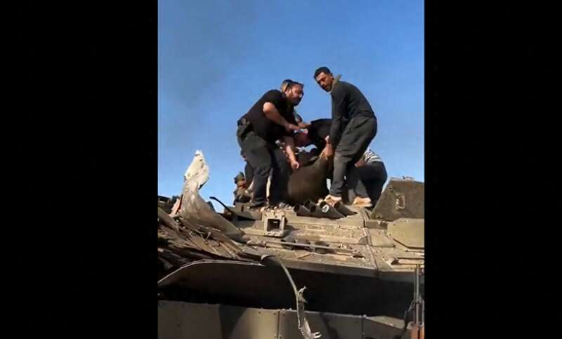 哈马斯士兵将以军坦克摧毁，并拖出里面的以军士兵