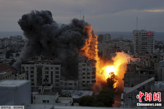 以色列空袭加沙地带，一座巴勒斯坦公寓大楼爆炸