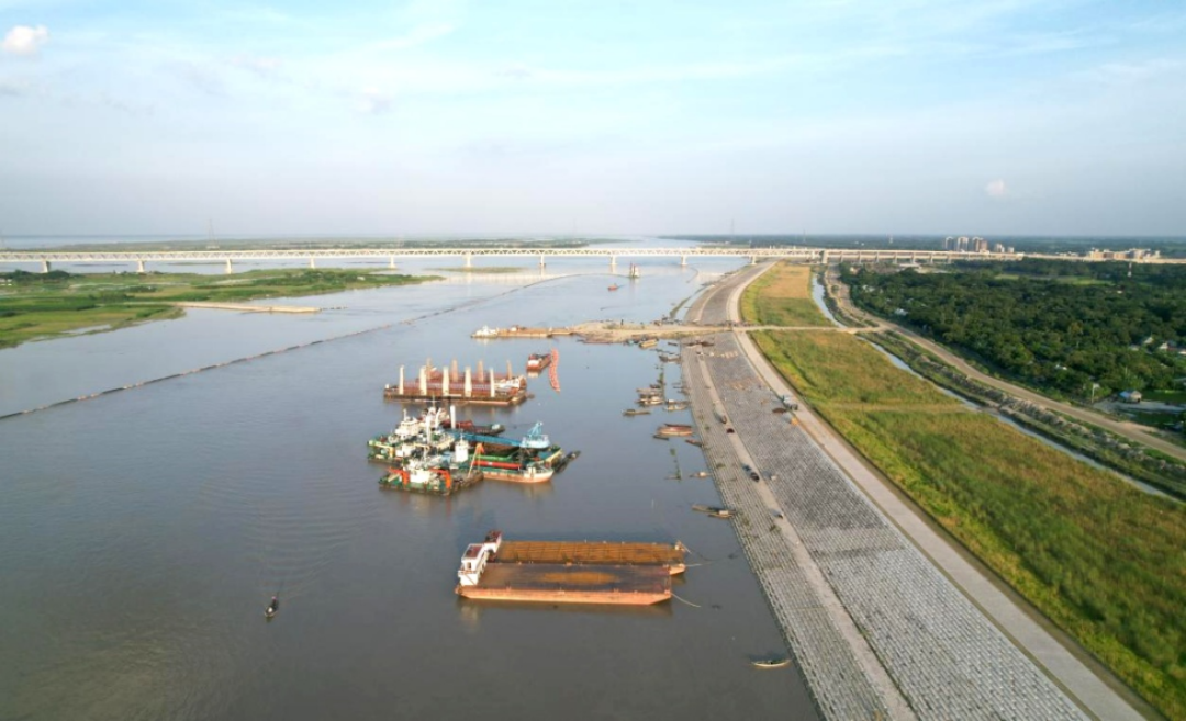 四年的河道整治与六年的桥梁建设紧密结合，保障了大桥安澜