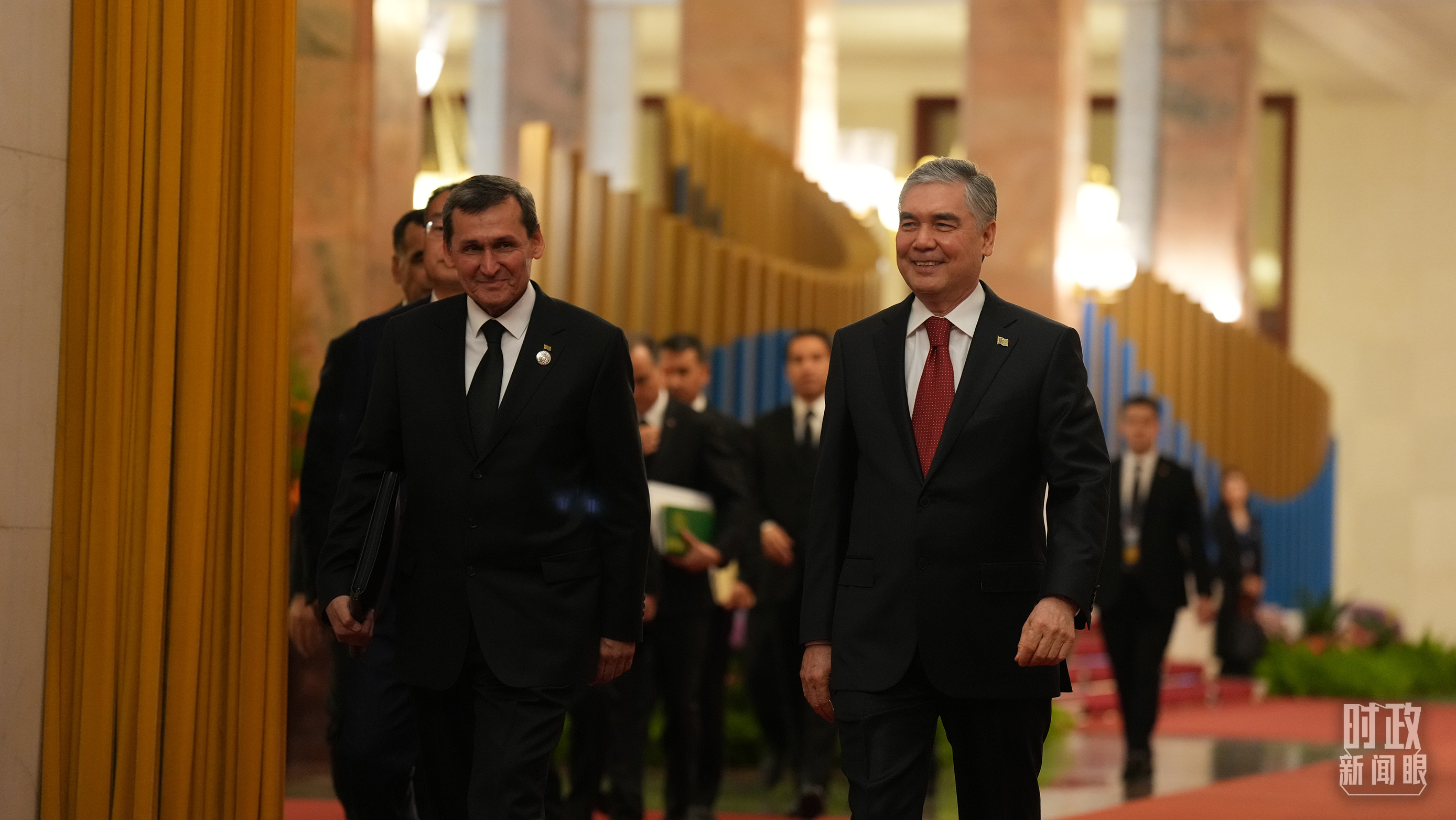 即将参加会见的土库曼斯坦民族领袖、人民委员会主席别尔德穆哈梅多夫