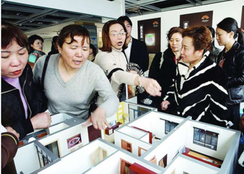 大批中国人开始前往日本，尤其是北海道二世谷和大阪道顿堀等地购买房产