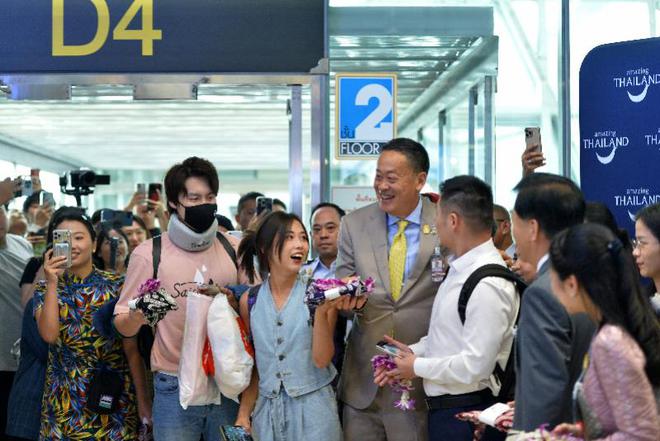 泰国总理赛塔·他威信（前排左四）与多名政府高官前往首都曼谷的素万那普国际机场迎接中国游客 ... ...