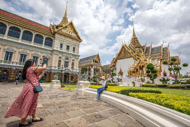 游客在泰国曼谷大王宫景区拍照.jpg