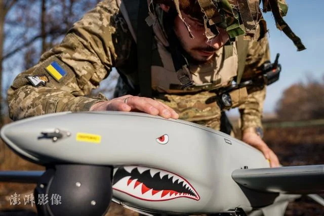 乌克兰武装部队第15独立炮兵侦察旅士兵操作“鲨鱼”无人机
