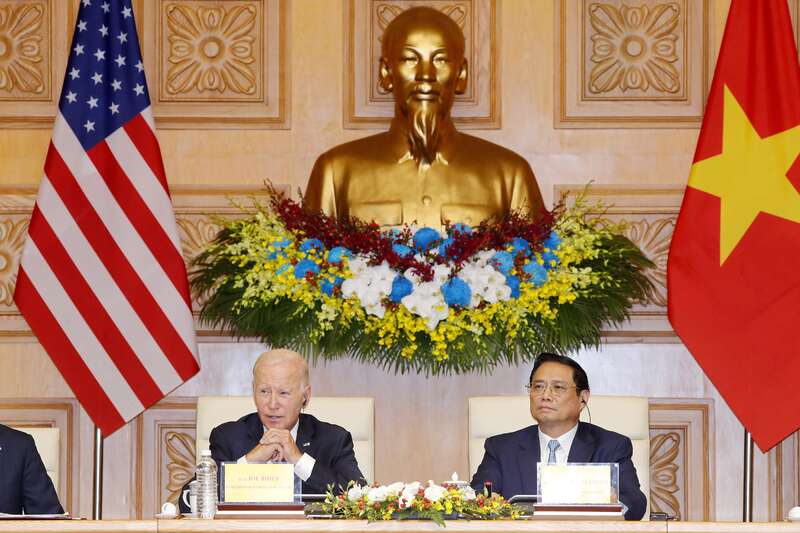 拜登和越南总理范明政参加在河内政府办公室里举办的商业圆桌会议
