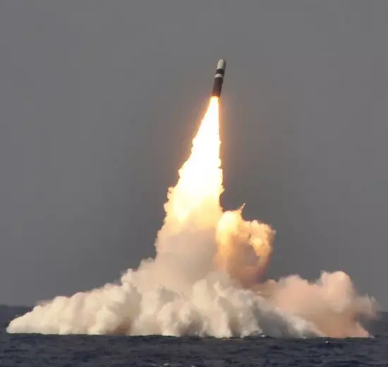 美国海军“三叉戟2”导弹发射瞬间