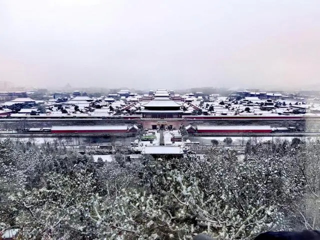 感受雪后京城！摄影爱好者齐聚景山公园