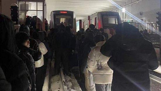 当日晚间大量旅客滞留西二旗地铁站