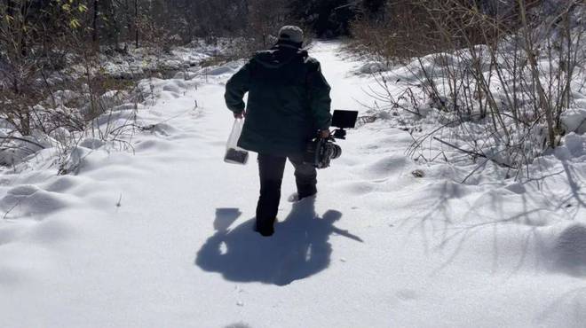 团队在高原、雪地里拍摄