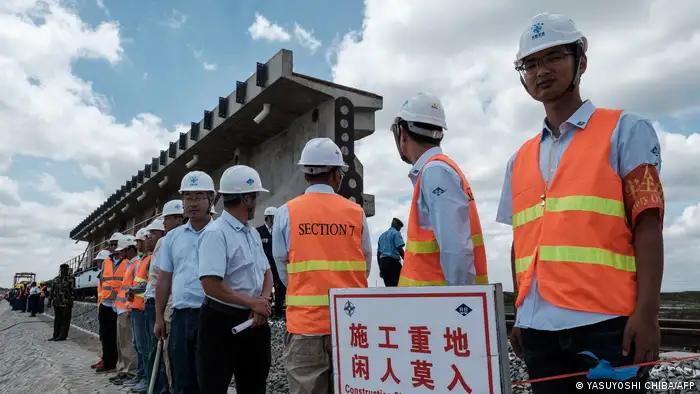 在肯尼亚铁路建筑工地上的中国工作人员