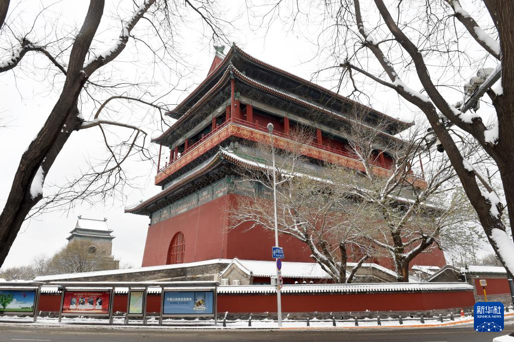 雪中北京钟鼓楼（12月11日摄）