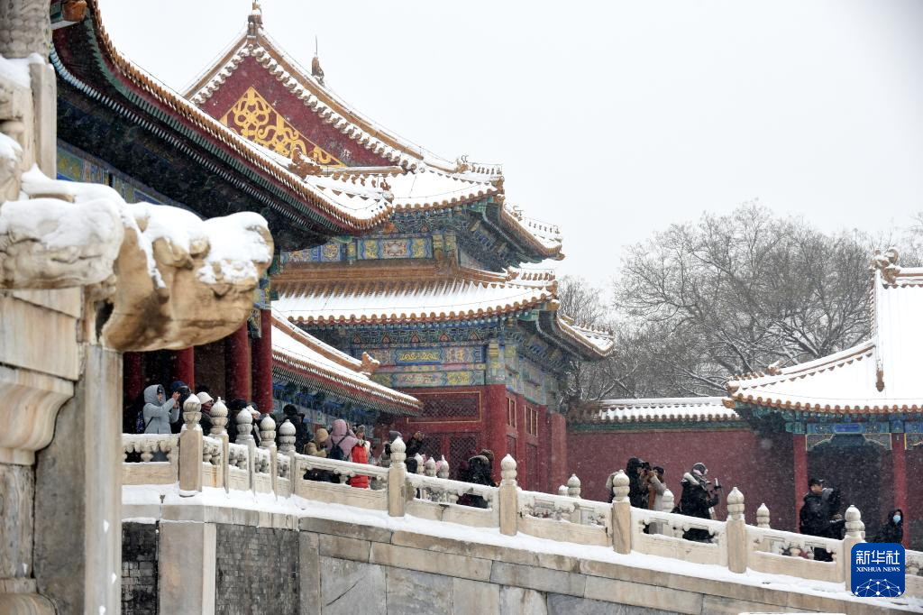 游客在故宫赏雪
