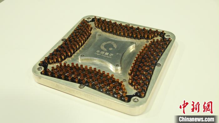中国第三代自主72比特超导量子芯片“悟空芯”夸父 KF　C72-300封装盒