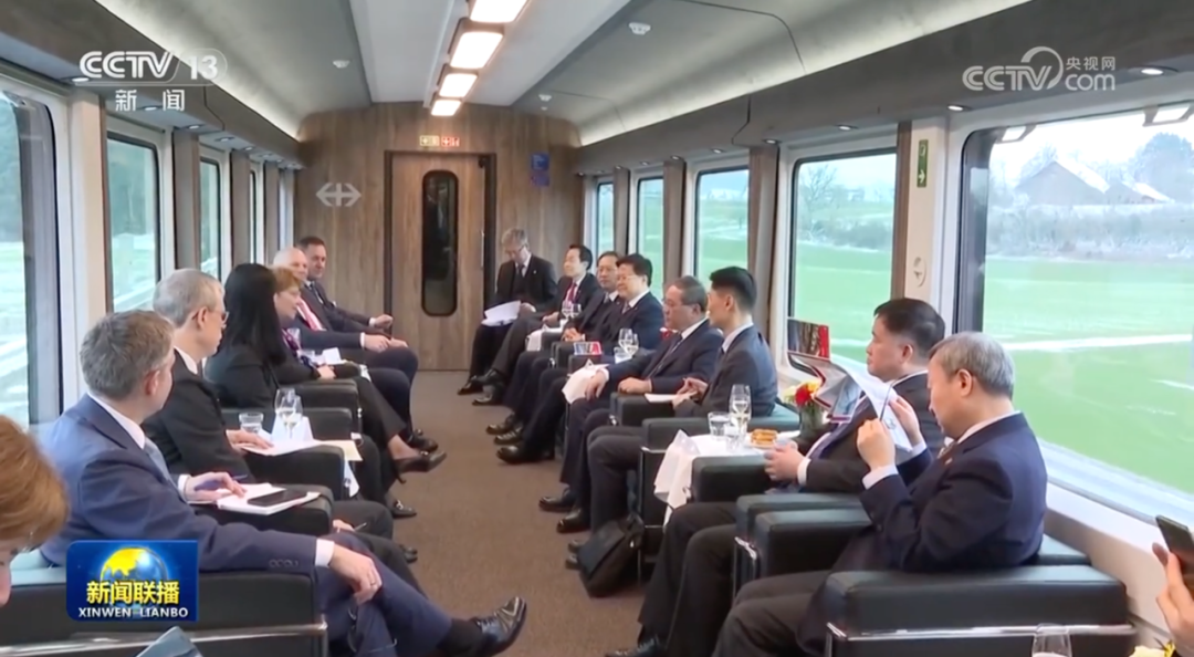国务院总理李强与瑞士联邦主席阿姆赫德共同乘专列自苏黎世前往瑞士首都伯尔尼 ...