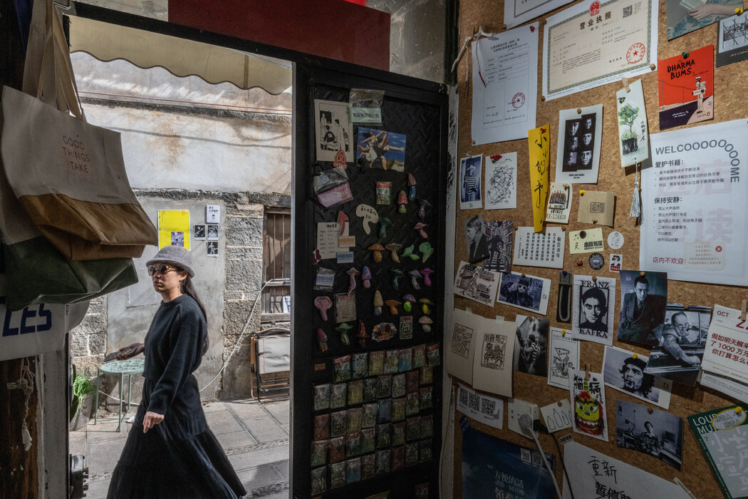 大理的一家书店，墙上挂满了作家、哲学家和革命家的照片