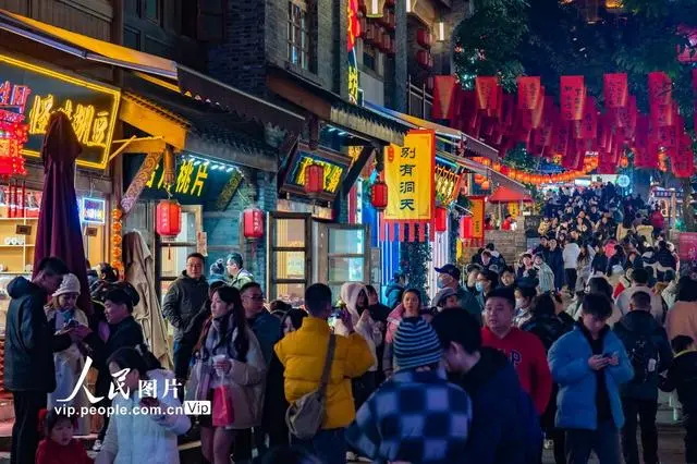 重庆十八梯传统风貌区灯火璀璨 游客如织