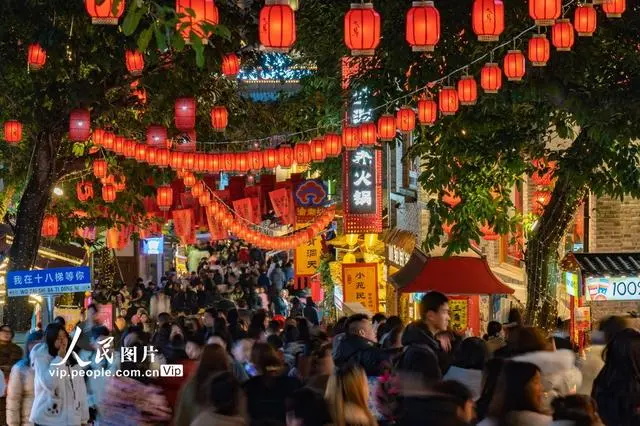 重庆十八梯传统风貌区灯火璀璨 游客如织