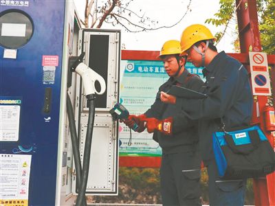 广东电网工作人员在进行充电桩运维工作