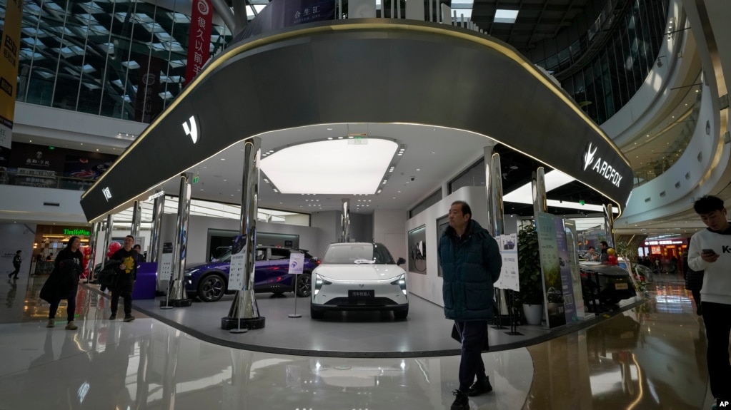 北京一家商场内展示的中国制造的各种品牌的电动汽车
