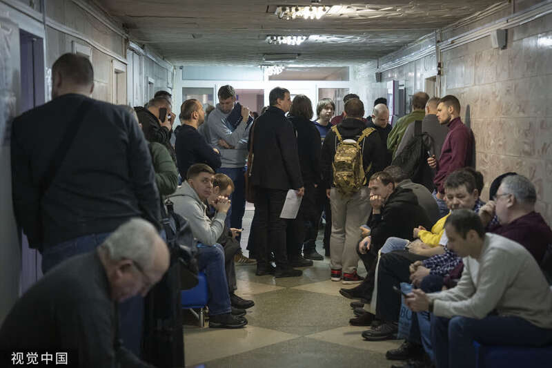 乌克兰基辅，新兵在市立医院等待通过体检