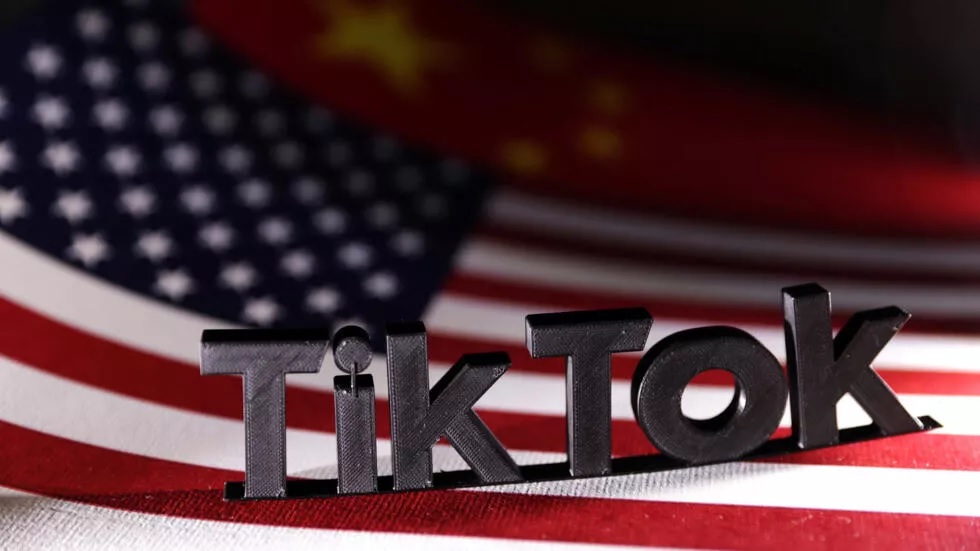 TikTok 徽标被置于美国国旗和中国国旗上