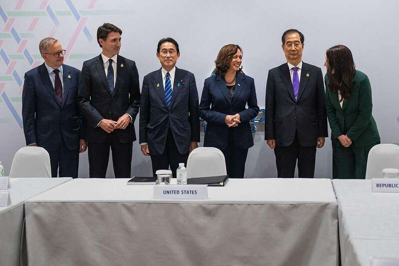 泰国APEC峰会期间，（左起）澳大利亚总理阿尔巴尼斯、加拿大总理特鲁多、日本首相岸田.jpg