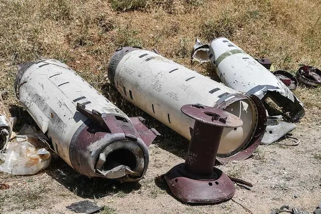 乌克兰在俄罗斯军事行动中使用的美制ATACMS战术弹道导弹碎片在未知地点展出 ...