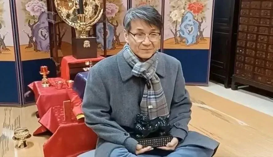 崔在荣使用隐藏在智能手表中的摄像头拍摄了整个过程