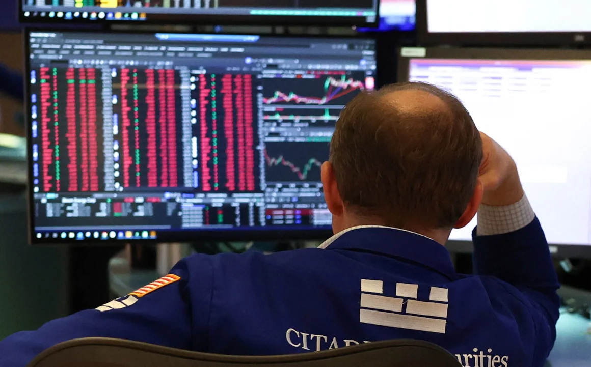 一名交易员在纽约市纽约证券交易所 (NYSE) 大厅工作